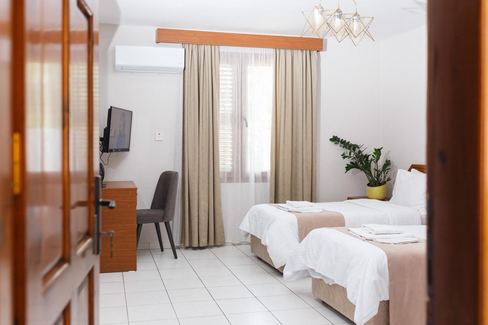 Homelike Guest House Kyrenia  Esterno foto